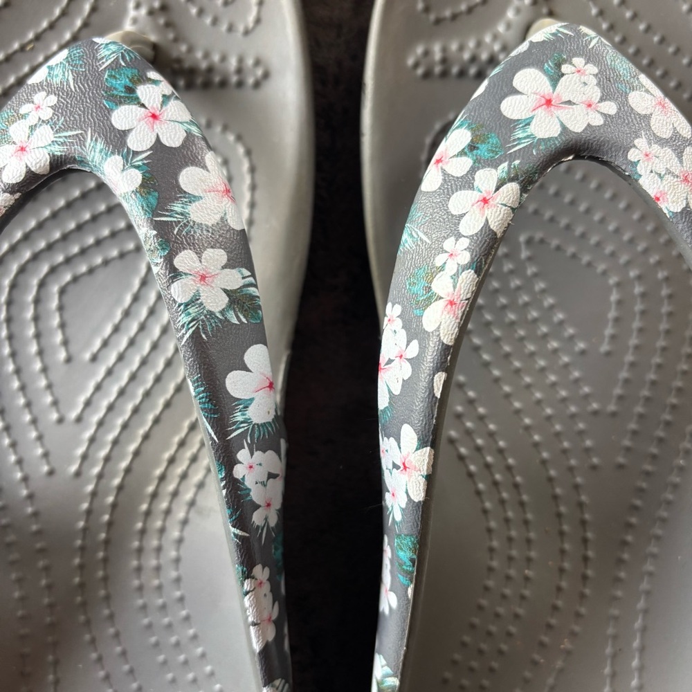 Crocs Women’s Gray Floral Flip Flops Size 9 - Picture 4 of 5